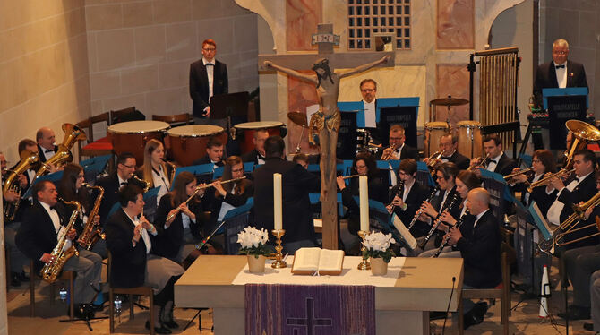 Ein stimmungsvolles Konzert in großartiger Akustik gab die Stadtkapelle.  FOTO: BLOCHING