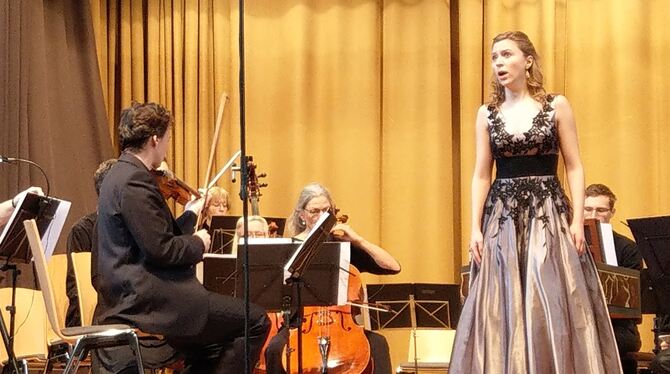 Die junge Sopranistin Johanna Pommranz sang, begleitet von den Musikern des Pfullinger Martinskollegiums, Opernarien von Händel