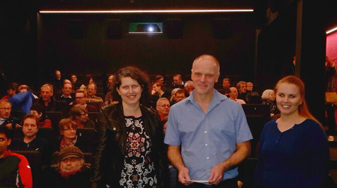 Käthe Hientz, MdL Thomas Poreski und Alina Komar (von links) im vollen Kinosaal des Kamino. FOTO: PRIVAT