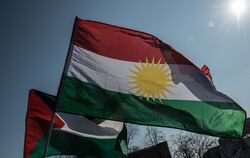 Eine kurdische Fahne