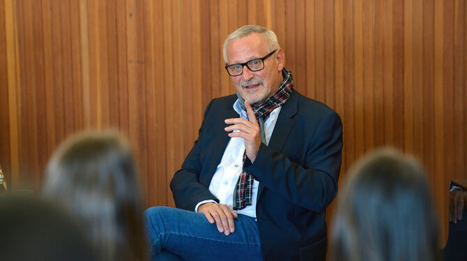 Der Liedermacher Konstantin Wecker im Gespräch mit Schülern aus Metzingen
