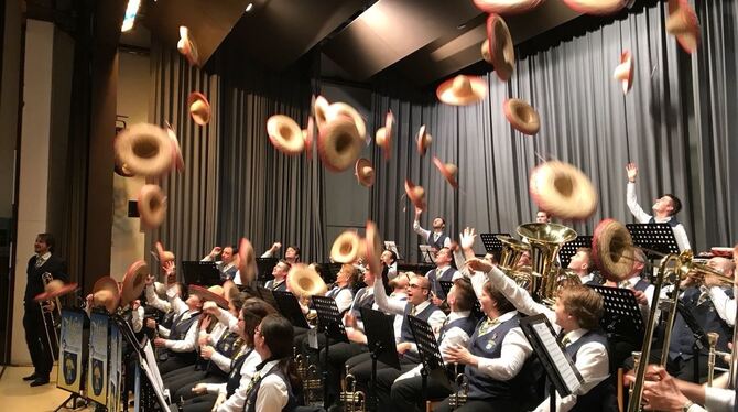 Der Musikzug Ofterdingen konzertiert, die Musiker lassen Hüte fliegen. FOTO: VEREIN