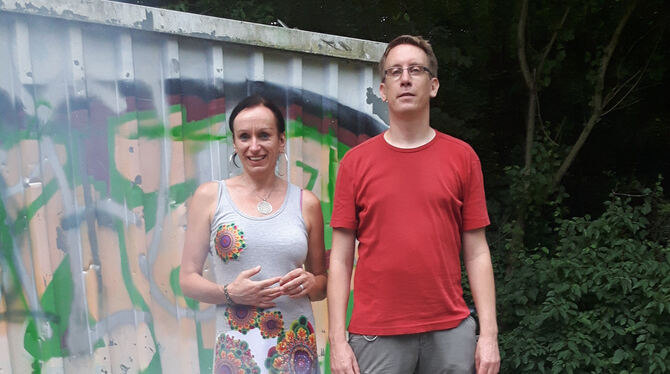 Das Jugendtreff-Leitungsteam Rosemarie Pfänder und Lorenz Giese posiert im Sommer 2017 auf der – teils von Teenagern gebauten –