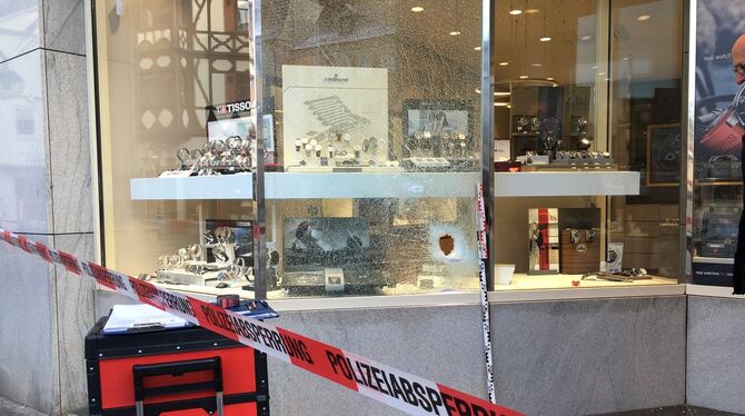 Die zerstörte Schaufensterscheibe des Juweliers.