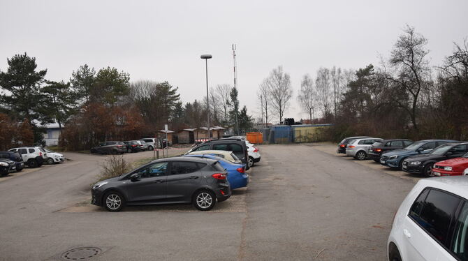 Noch ein Parkplatz, aber möglicherweise bald Standort für eine städtische Unterkunft: der Platz hinter dem Bauhof gegenüber dem