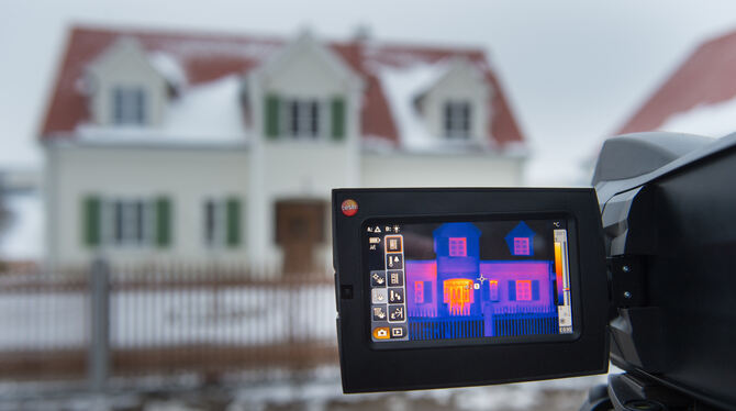Energie sparen kann man auch durch Wärmedämmung: Die Wärmekamera deckt undichte Stellen bei Häusern auf.  FOTO: DPA