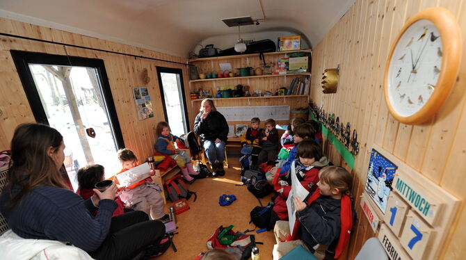 Wenn es draußen zu kalt oder zu ungemütlich wird, soll ein umgebauter Bauwagen Rückzugs- und Spielraum für Kinder und Erzieher w