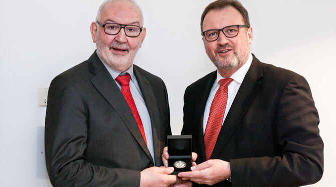 Besondere Auszeichnung: Landrat Joachim Walter (rechts) überreicht Siegfried Hoch die Staufer-Medaille. FOTO: HAMMER