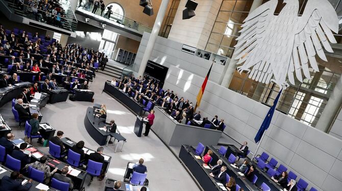 Kanzlerin Angela Merkel im Bundestag bei ihrer ersten Regierungserklärung nach ihrer Wiederwahl zur Regierungschefin.  FOTO: DPA