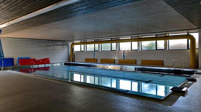 Unter der Decke des Lehrschwimmbeckens wurde Schimmel festgestellt. Deshalb wird die Halle saniert. FOTO: NIETHAMMER