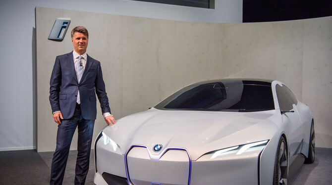 Harald Krüger, BMW-Vorstandschef, zeigt bei der Bilanzpressekonferenz das E-Auto »i4«. Wann es kommt, ist offen.  FOTO: DPA