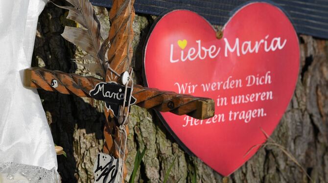 Ein Papierherz mit der Aufschrift »Liebe Maria, wir werden dich niemals vergessen« hängt in der Nähe des Tatorts am Fluß Dreisam