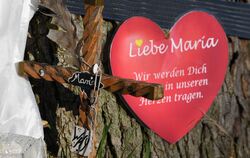 Ein Papierherz mit der Aufschrift «Liebe Maria, wir werden dich niemals vergessen» hängt in der Nähe des Tatorts am Fluß Dreisam
