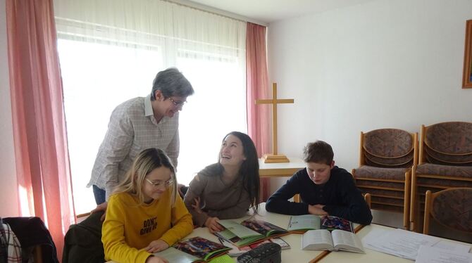 Pfarrerin Daniela Janke hält den Konfirmandenunterricht in Böttingen. Ab 2024 wird das Dorf keinen eigenen Pfarrer mehr haben.