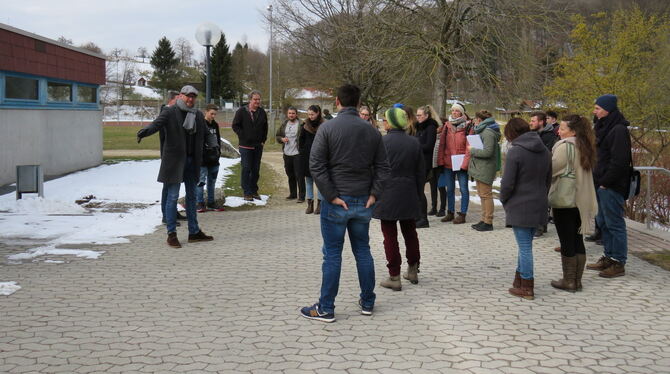 Bürgermeister Florian Bauer (links) und Vertreter der Bürgerinitiative stellten den Studierenden aus Nürtingen das Gelände um di