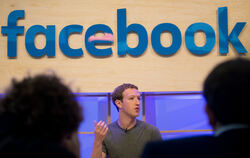  Facebook-Chef Mark Zuckerberg – hier vor zwei Jahren bei einer Veranstaltung in Berlin – war für viele ein Idol. Doch jetzt dre