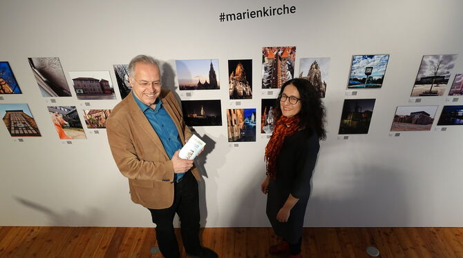 Zwei Bildersammler vor dem Ergebnis des Fotowettbewerbs #RTimBild: Kulturamtsleiter Dr. Werner Ströbele und Ausstellungs-Kurator