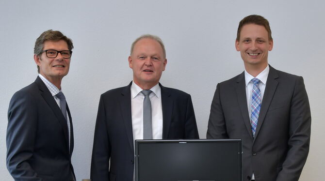 Chefs des Telekommunikationsspezialisten Ostertag (von links): Thomas Nebe, Gerhard Ostertag und Marcus Hänsel.  FOTO: MEYER