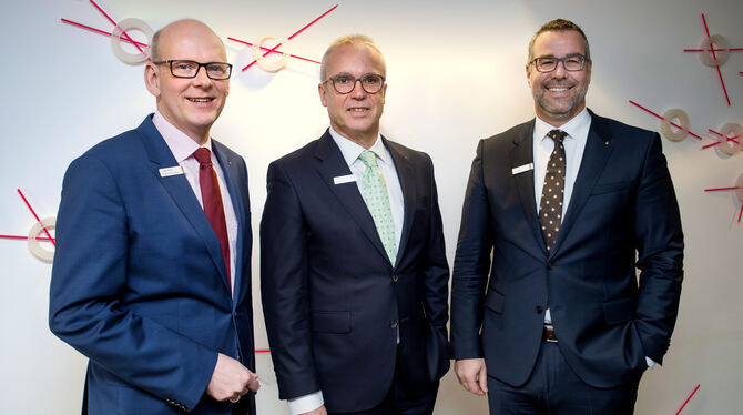 Vorstandsmitglieder der Kreissparkasse Reutlingen (von links): Joachim Deichmann, Michael Bläsius und Martin Bosch.  FOTO: TRINK