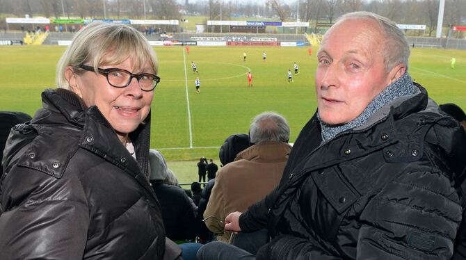 Gisela Froese und Richard Tröster lassen sich von frostigen Temperaturen nicht von einem Stadionbesuch abhalten.