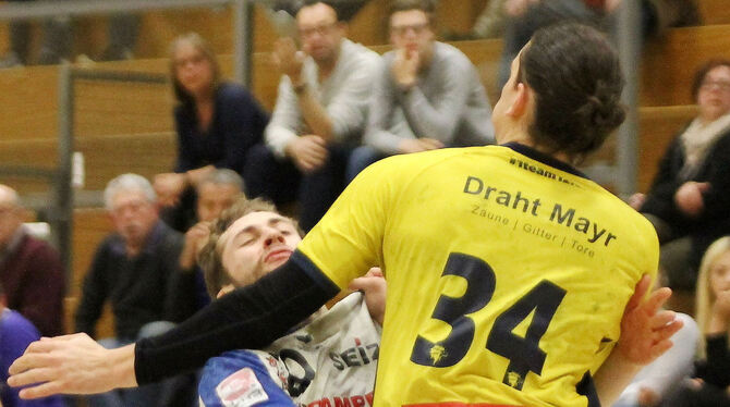 Neuhausens Jan Reusch (hinten) im Zweikampf mit Pascal Kirchenbauer beim Spiel gegen die Rhein-Neckar Löwen II.   FOTO: EIBNER