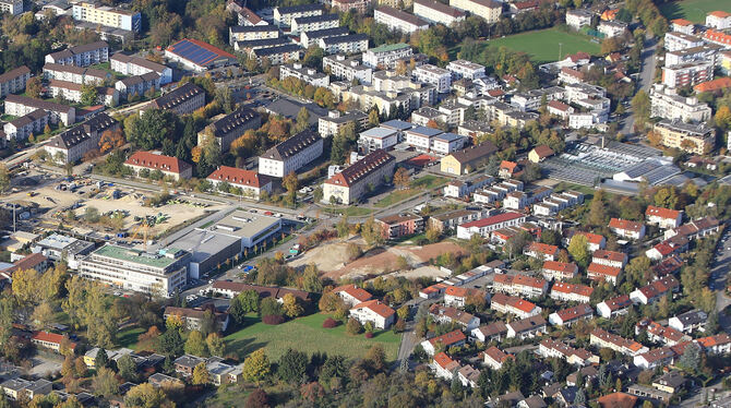 Auf dem Areal der ehemaligen Gärtnerei Bihler sind 60 Prozent der Fläche bebaut, vor allem mit Gewächshäusern (rechts im Bild).
