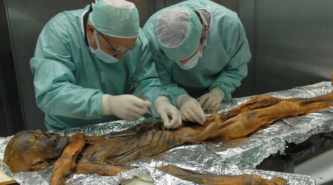 Wissenschaftler untersuchen die rund 5 000 Jahre alte Gletschermumie »Ötzi«.  FOTOS: SAMADELLI MARCO/EURAC/DPA UND OCHSEN-REITER