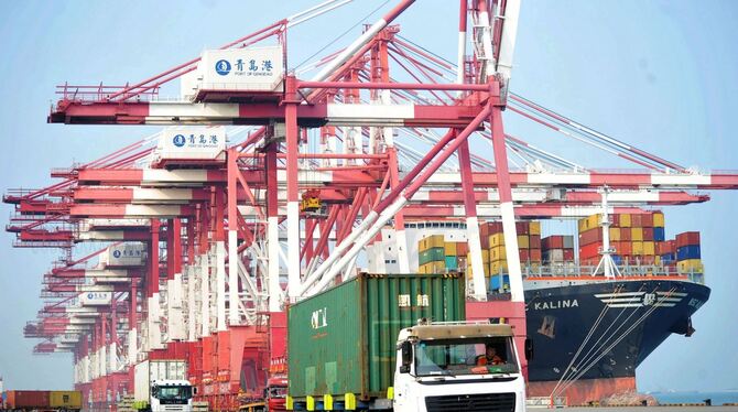 Das Container-Terminal im Hafen von Qingdao. Der Exportüberschuss von China ist Donald Trump ein Dorn im Auge. FOTO: DPA
