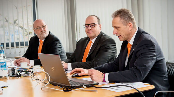 Vorstandsvorsitzender Martin Schnitzler (rechts) und die Vorstandsmitglieder Michael Stadelmaier (Mitte) und Karl Herrmann stell
