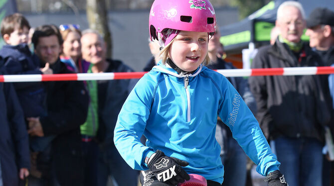 Die siebenjährige Elisa eifert ihrem Papa, dem Extrem-Einrad-Fahrer Axel Kästle, nach und hat auch schon Kunststücke drauf.
