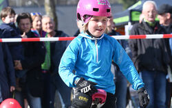 Die siebenjährige Elisa eifert ihrem Papa, dem Extrem-Einrad-Fahrer Axel Kästle, nach und hat auch schon Kunststücke drauf.