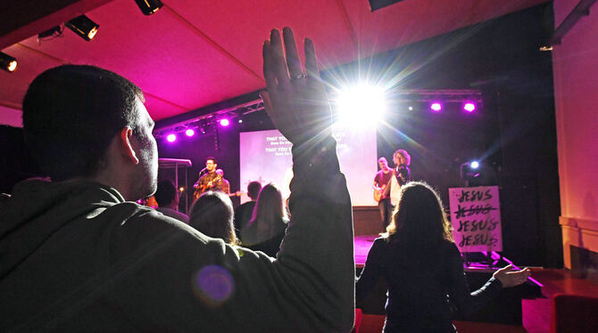 Die Gottesdienste verheißen ein individuelles Gotteserlebnis und sprechen oft gezielt ein junges Publikum an. FOTO: DPA