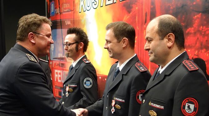 Kreisbrandmeister Marco Buess verleiht das staatliche Feuerwehrzeichen in Silber für 25 Jahre Dienst an Frank Schanz, Jochen Bol