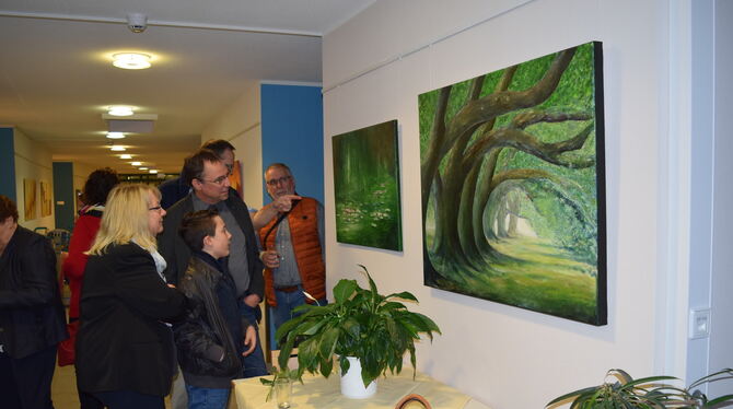 Besucher bestaunen die Werke »Seerosen« und »Märchenwald«.  FOTO: JAENSCH