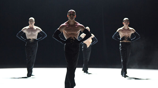 Szene aus Marco Goeckes Ballett »Almost Blue«,  mit dem er sich als Hauschoreograf vom Stuttgarter Ballett verabschiedet.  FOTO: