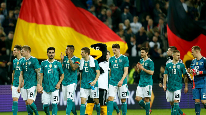 Dank an die Fans in der Düsseldorfer Arena: Weltmeister Deutschland nach dem 1:1 gegen Spanien. FOTO: DPA