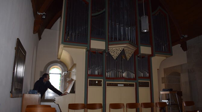 Pfarrer Eberhard Gläser mit seiner Orgel aus dem Jahr 1968. Nach 50 Jahren muss sie überholt und die Orgelpfeifen "durchgeblasen