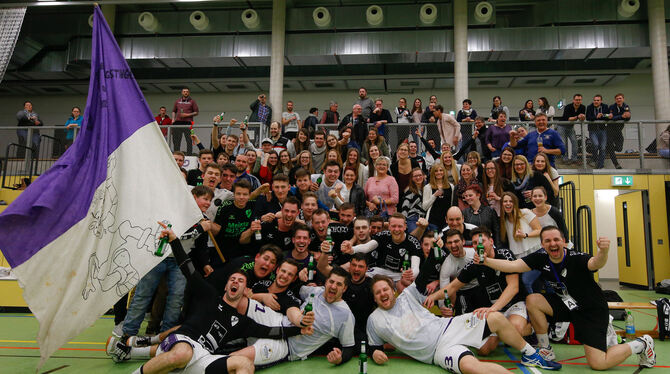 Die Handball-Familie des TV Großengstingen feiert den Titelgewinn in der Bezirksliga Achalm-Nagold.   FOTO: VEREIN
