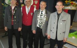 Der neue Kreisschützenkönig Hans-Willi Hessner (mit Kette), eingerahmt von Uwe Bomblies, Alfred Bock und Jürgen Dolde (von links