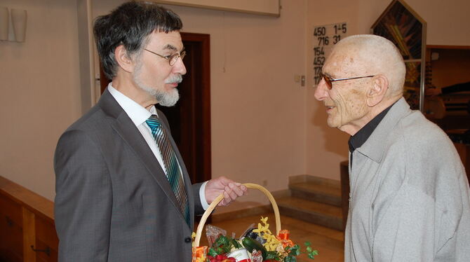 Undingens Pfarrer Thomas Kurz gratuliert Fritz Pflüger zum 89. Geburtstag.  FOTO: HÄUSSLER