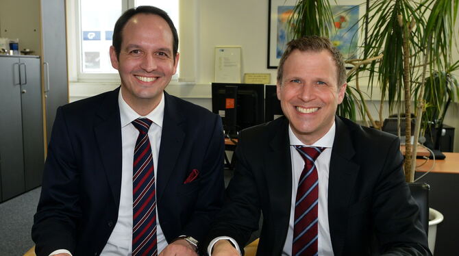 Marco Wagner (links) und Patrick Greuter, Leiter der Mittelstandsbank der Commerzbank in Reutlingen. FOTO: NIETHAMMER