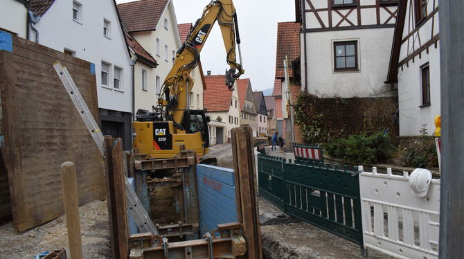 Damit keine Schäden an den zum Teil auf Tuffsand stehenden Häusern entstehen, muss der Graben für die Kanalsanierung in der Dett