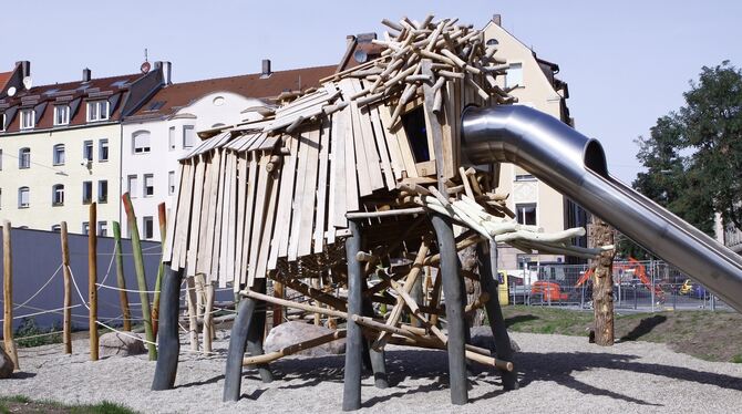 Der Vorzeigespielplatz mit »Mammutrutsche« in Nürnberg. Realisiert wurde er von der Stuttgarter Firma Kukuk. Sie arbeitet auch m