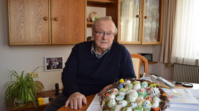 Der Mössinger Fritz Tauster bemalt Ostereier für einen guten Zweck. Verkauft werden die auf dem Eiermarkt in Dapfen. Den Erlös s