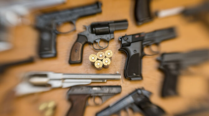 Vorsicht, Hände weg: Wer eine Waffe findet, sollte umgehend die Waffenbehörde anrufen, rät die Polizei. FOTO: DPA