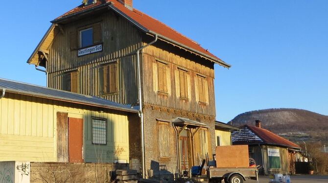 1892 als Einheitsbahnhof im Schweizer Chaletstil erbaut: der Südbahnhof in Eningen.