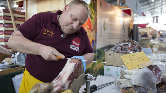 Die einen stehen auf Schinken, die anderen – wie Verkehrminster Winfried Hermann (rechts) – aufs Radfahren. FOTOS: MESSE STUTTGA