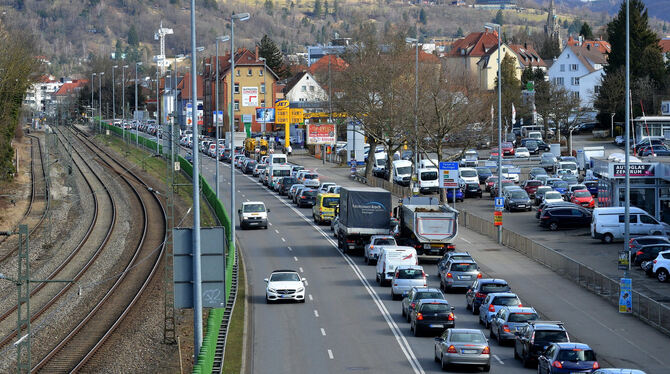 Stau-trächtige Maßnahme aus dem Luftreinhalteplan: die Ampelschaltung auf der Konrad-Adenauer-Straße.   FOTO: NIETHAMMER
