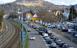 Stau-trächtige Maßnahme aus dem Luftreinhalteplan: die Ampelschaltung auf der Konrad-Adenauer-Straße.   FOTO: NIETHAMMER