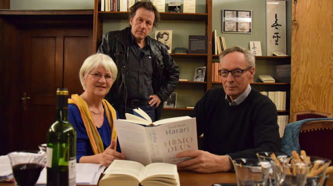 Felicitas Vogel, Jürgen Strohmaier (Mitte) und Albert Mollenkopf von der »Philosophischen Runde« in der Neske-Bibliothek.  FOTO: